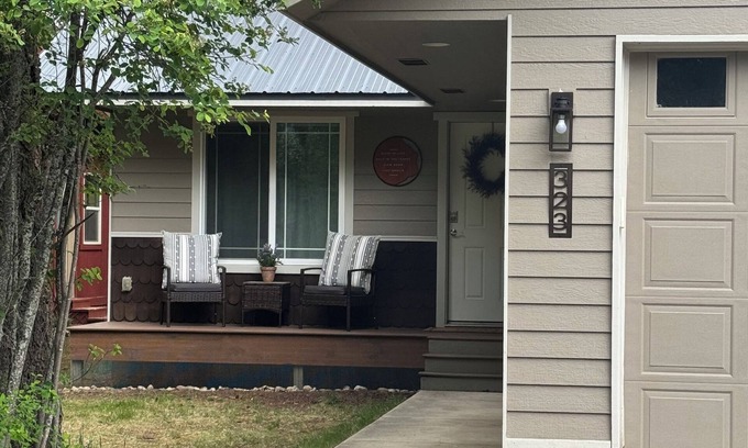 Coolin Casa | Cozy 2BR/2BA Coolin Getaway Steps Away From Priest Lake, Shops, Food, and Trails