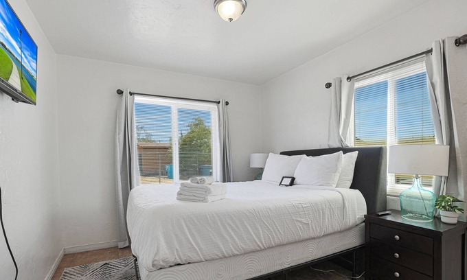 Governmental Mall Apartamento | Cozy 2BR Apt, mins Hospitals + Free Parking + Wifi