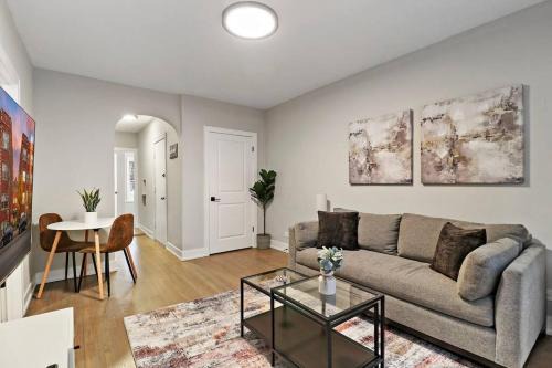 Chicago Apartamento | Cozy 2BR Apt - Perfect for a Seamless Stay - Montrose 1A