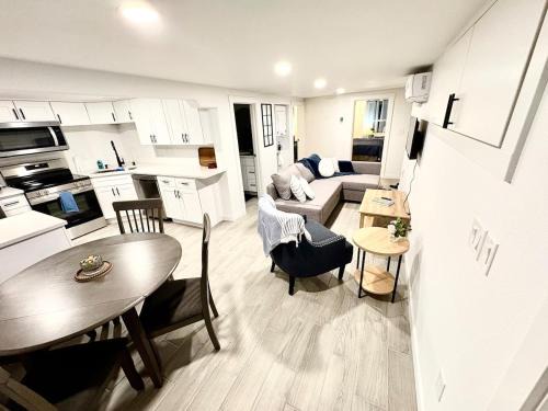 Vancouver Casa | Cozy 2BR - Backyard Fun and Dog Friendly - sleeps 6