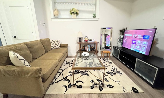 Surrey Casa | Cozy 2BR basement suite 5 mins from Elgin Park