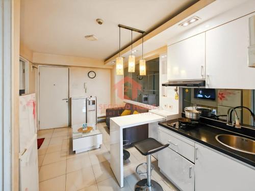 Jatinegara Apartamento | Cozy 2BR Bassura Apt pool WI-FI Netflix