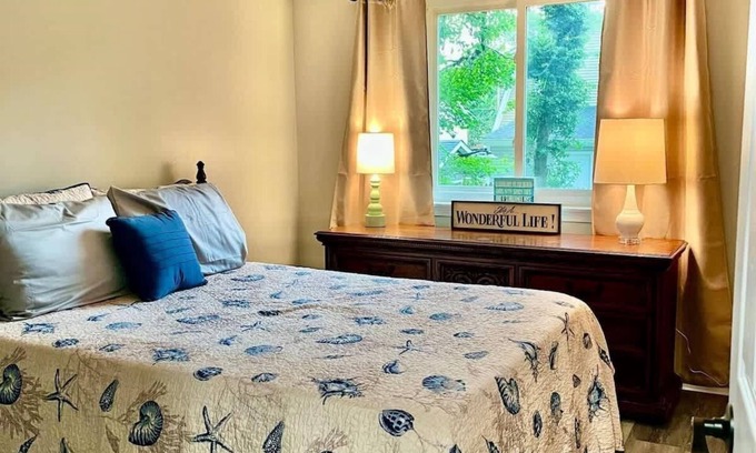 Edgewater Casa | London Towne Bungalow w/Loft - Walk to the Beach!