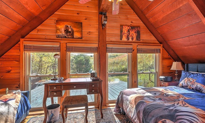 Blountville Cabina | Cozy 2BR Cabin by the Creek