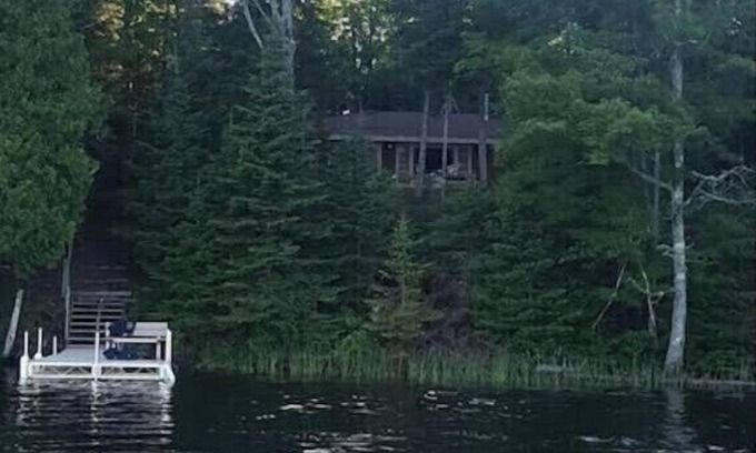 Mercer Casa | Cozy 2BR Cabin on 450 acre Fisher Lake: Bear Bottom Hideaway!