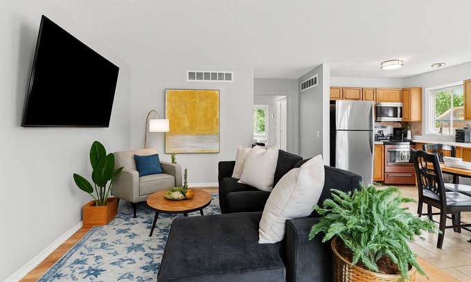 Fraser Condominio | Cozy 2BR Condo in Great Location | King Bed