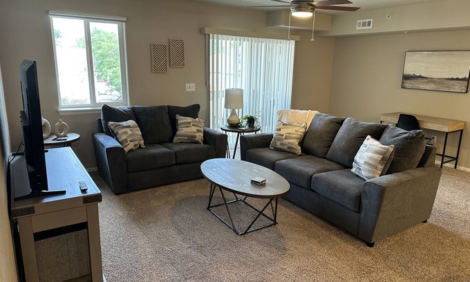 Greeley Condominio | Cozy 2BR condo near hospitals/shopping! Family-sized condo with pool/fitness!