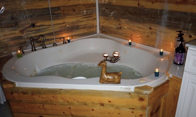 Signal Mountain Cabaña | Cozy 2 BR Cottage with fast wifi, large Jacuzzi tub/shower & starry night skys