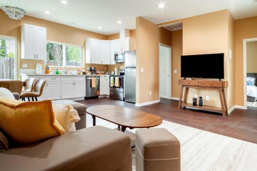 Thousand Oaks Casa | Cozy 2BR Home Mountain Views Pet Friendly