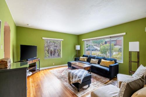 West University Casa | Cozy 2BR Home Near UNR with Large Deck & Parking