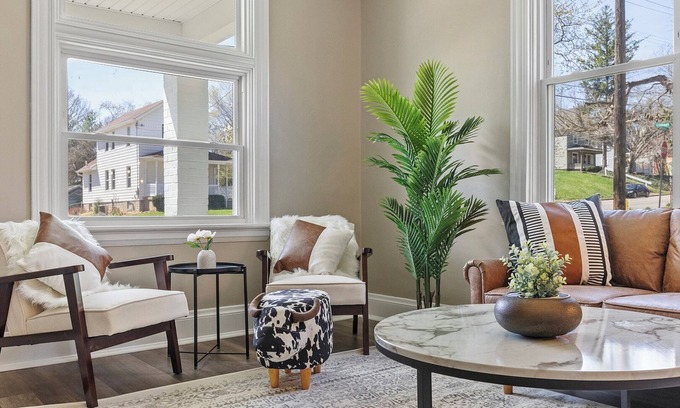 Roselawn Finance Apartamento | Cozy 2BR Home w/ office and parking!