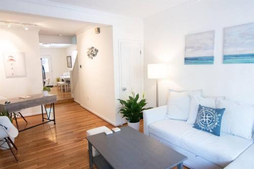 Historic District Casa | Cozy 2br home w/parking in downtown Annapolis