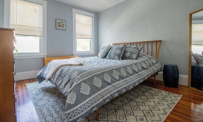 West Hartford Apartamento | Cozy 2BR Near West Hartford Center: Work & Relax