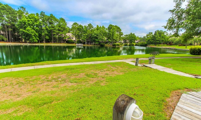 New Bern Apartamento | Cozy 2BR on Neuse River w/ Kitchen + Resort Perks
