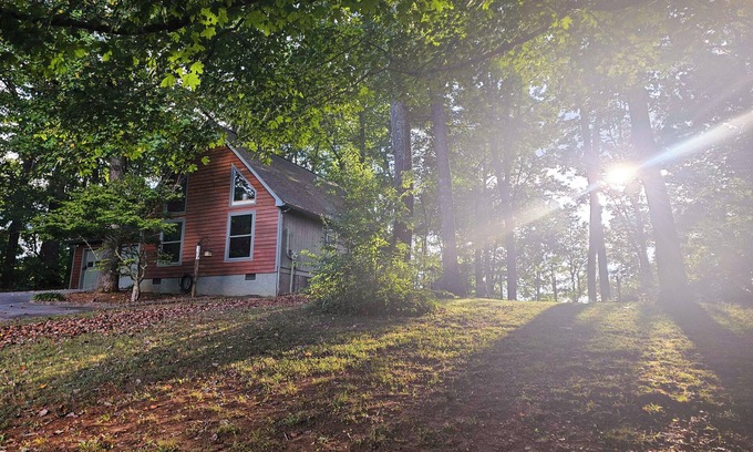 Chickamauga Lake Casa | Cozy 2BR Retreat Among Trees and Water with A/C & WiFi on Hiwassee River