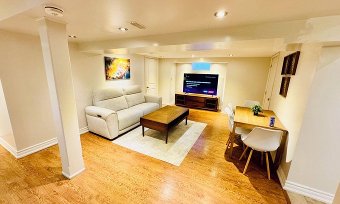 Brampton Apartamento | Cozy 2BR Retreat - Comfort & Convenience