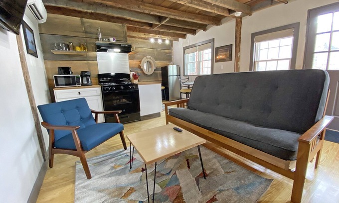 Belfast Apartamento | Cozy 2BR with Rustic Decor Near Downtown