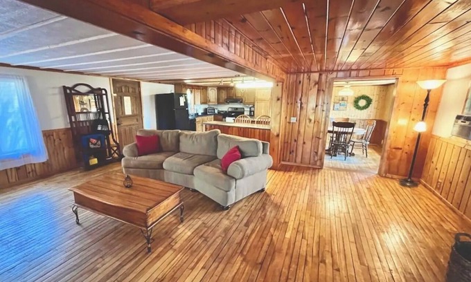 Minocqua Cabina | Cozy 3 b/r home w/ quick access to snowmobile trails in the beautiful Northwoods