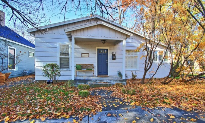 East End Casa | Cozy 3/Bd Pet Friendly Family Home in Historic Warm Springs area