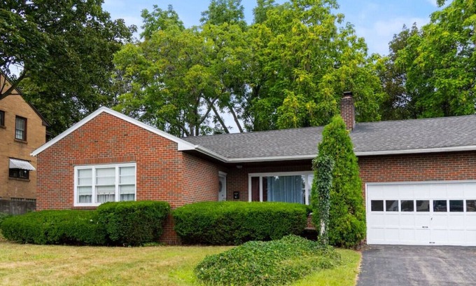 East Irondequoit Casa | Cozy 3-BDRM Ranch in Irondequoit