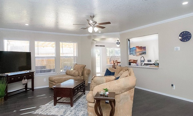 Converse Casa | Cozy 3 Bed, 2.5 BR Home with Amazing Outdoor Deck