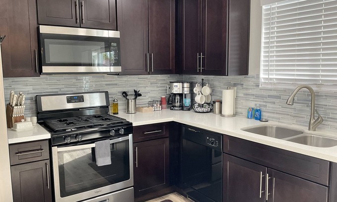 Blythe Casa | Cozy 3 bed 2 bath home, newly updated, Garage, Wifi