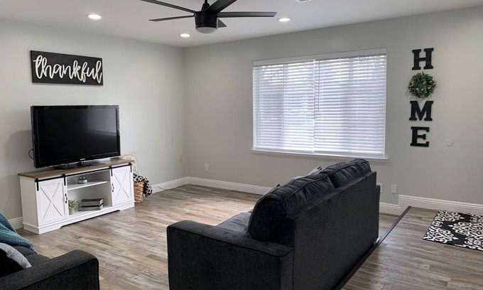 Fresno Casa | Cozy 3 bed/ 2 bath with a Brewery Feel Patio