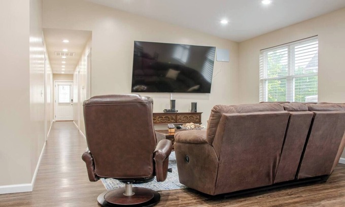 Oxford Casa | Cozy, 3 Bed & 3.5 Bath - Walk to Uptown & Miami U!