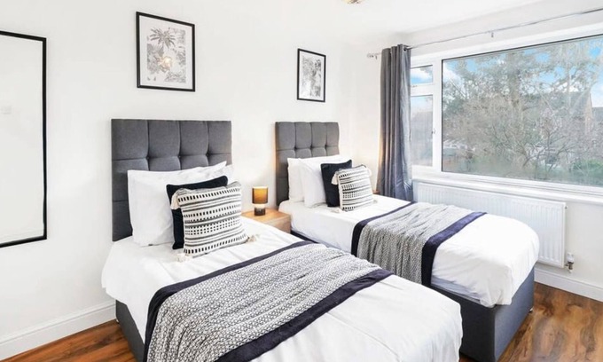Rushmoor District Casa | Cozy 3 Bed House for Contractors/Family, Parking