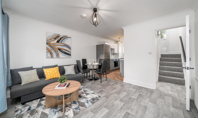 Rochester East Ward Casa | COZY 3 Bed House With Garden & Parking in Rochester, Kent Mins to Train Station, WiFi