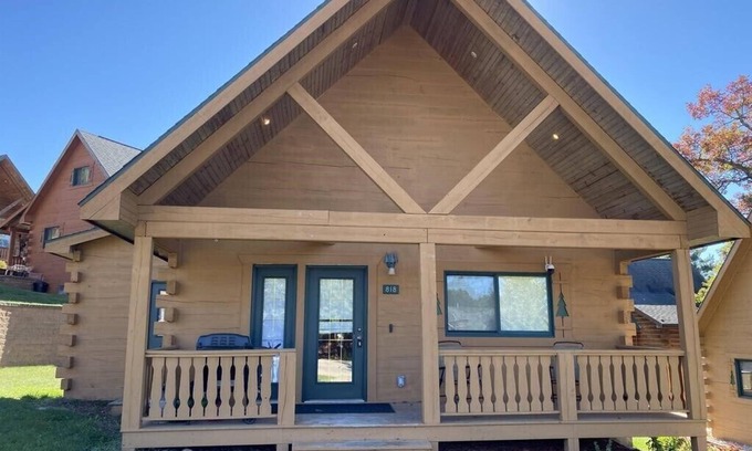 Warrens Cabina | Cozy 3 bedroom/2 bath cabin near 3 Bears Resort and Jellystone Park-Warrens, WI