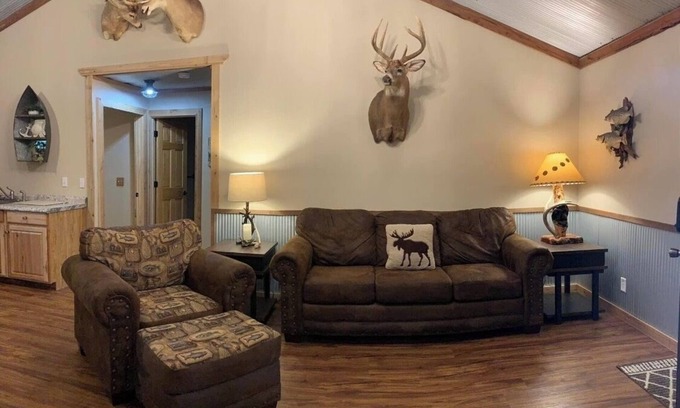 Independence Cabina | Cozy 3-bedroom, 2 bath cabin in charming neighborhood near Sardis Lake, Como, MS