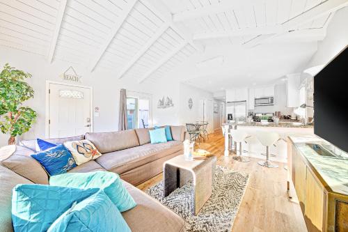 Balboa Peninsula Casa | Cozy 3 Bedroom Across from Playground on the Beach
