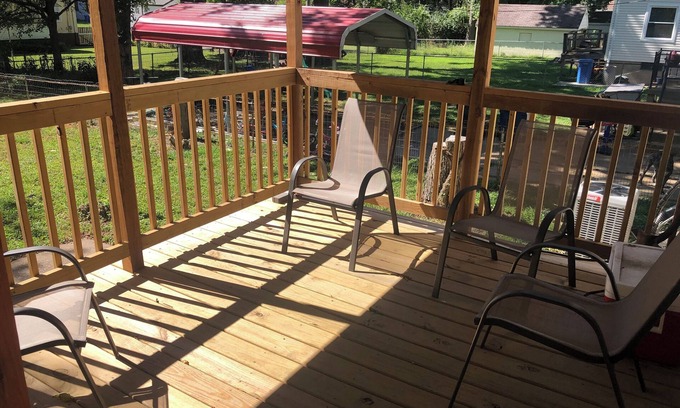 Berkeley Casa | Cozy 3-bedroom bungalow with WiFi, AC in welcoming St. Louis county