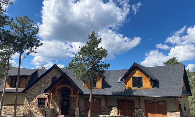 Coal Creek Canyon Cabina | Cozy 3-bedroom cabin in peaceful Golden Colorado Rockies with WiFi