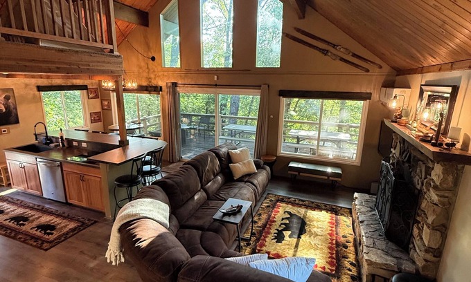 Wishon Cabina | Cozy 3-bedroom cabin in tranquil Wishon at Bass Lake near Yosemite National Park