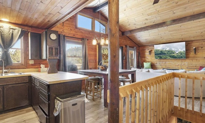 Worley Cabina | Cozy 3-bedroom cabin in fabulous Worley with AC, WiFi, and a game room.