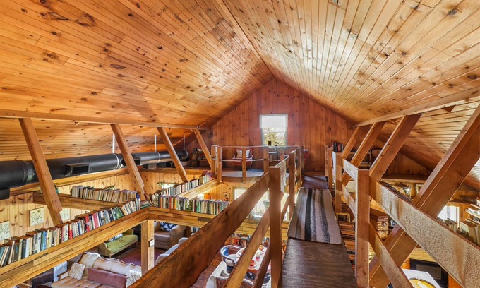 Denison Cabina | Cozy 3 bedroom cabin on private land look at beautiful trees , Storms and Cows!