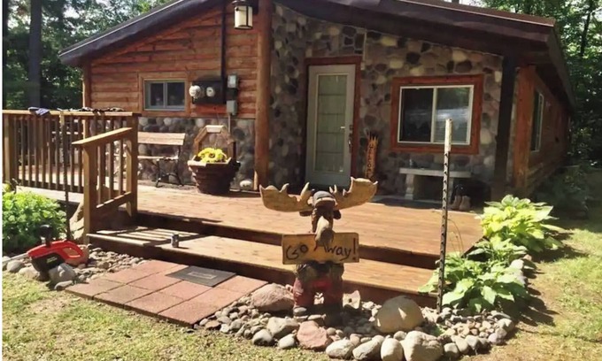 Hayward Cabina | Cozy 3-Bedroom Cabin on 6 acres in the woods. Minutes from lakes & trails!