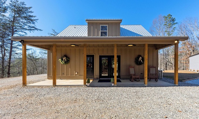 Dahlonega Cabina | Cozy 3-bedroom cabin in Dahlonega with a vibrant Game Room!