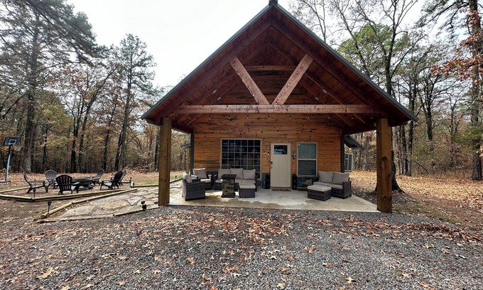 Winrock Cabina | Cozy 3-bedroom cabin on Petit Jean Mountain with AC, WiFi