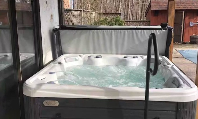 Beach Haven Chalet De Esquí | Cozy 3-bedroom chalet in charming Nescopeck with AC, WiFi, Hot Tub, King Beds