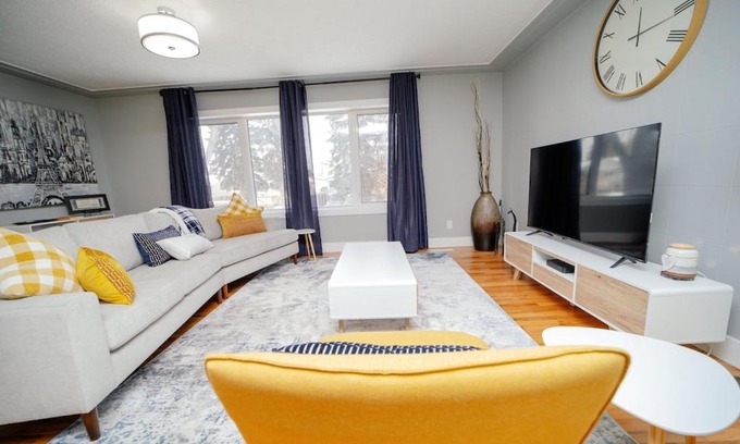 Northeast Edmonton Casa | Cozy 3 Bedroom Contemporary Home With Free Parking