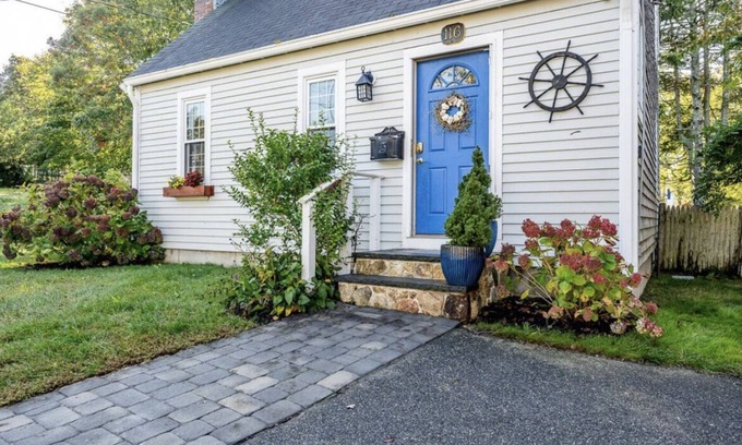 Hyannis Cabaña | Cozy 3 bedroom cottage — walk to beach & downtown Hyannis