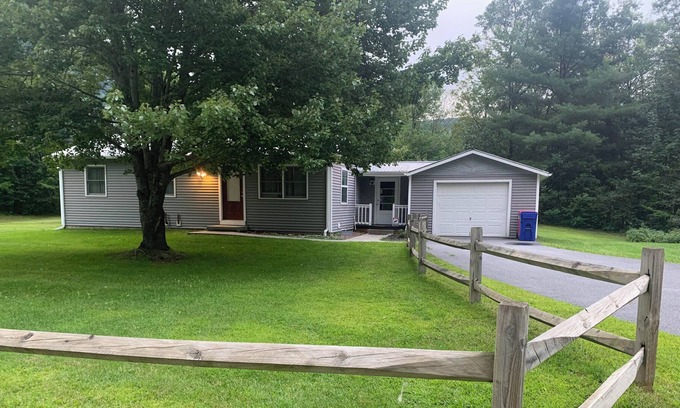Northfield Casa | Cozy 3 Bedroom Country Ranch House near Ski Slopes and Montpelier!