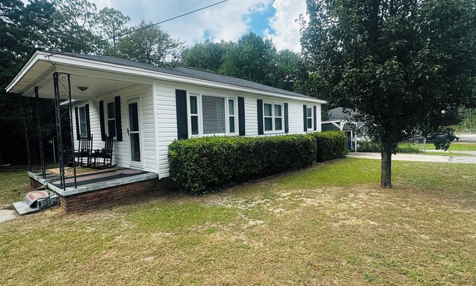 Columbia Casa | Cozy 3-bedroom Home in West Columbia located only 5 minutes from downtown vista.