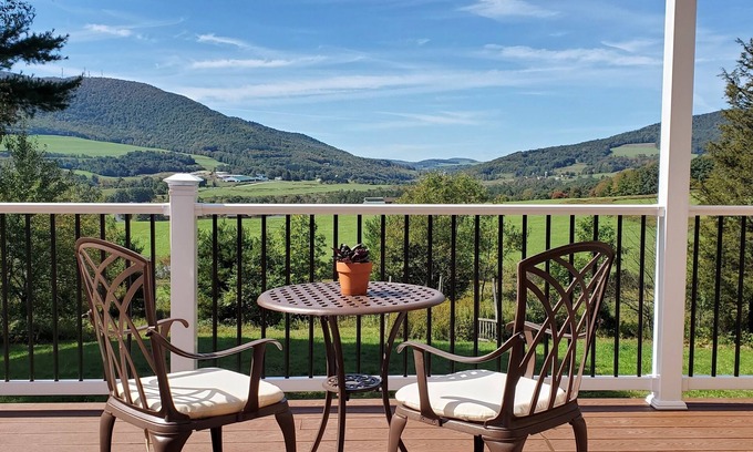 Stamford Casa | Cozy 3-bedroom house in soothing Stamford with WiFi, AC