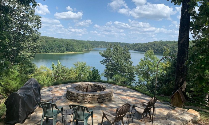 Northport Casa | Cozy 3-bedroom house on Lake Tuscaloosa with a BEAUTIFUL VIEW.