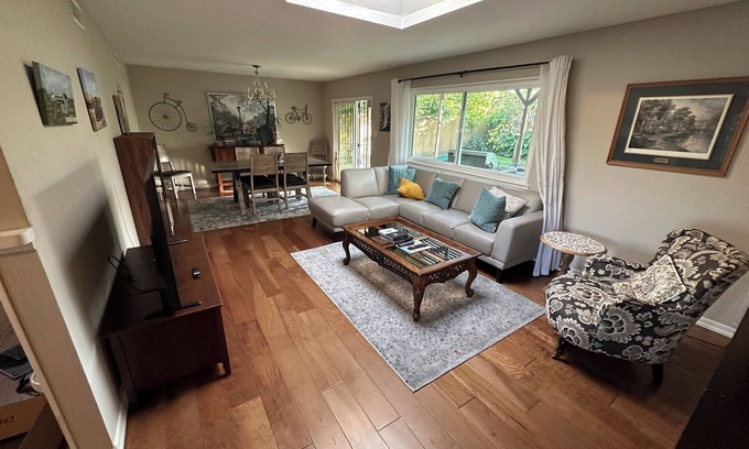 La Riviera Casa | Cozy 3-bedroom house with office near the American River
