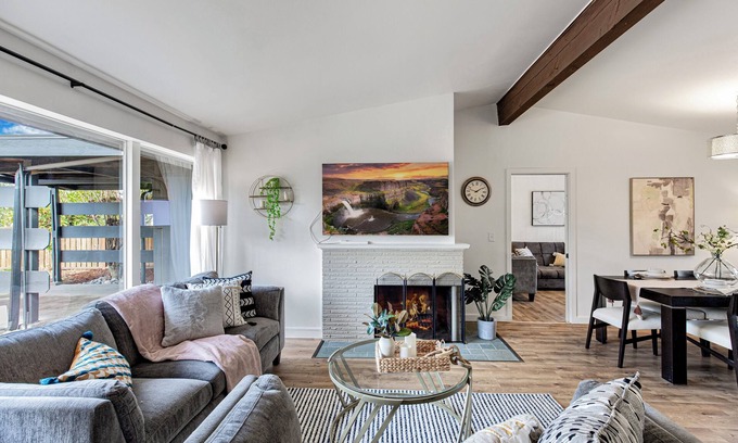 West Bellevue Casa | Cozy 3-bedroom rambler by Bellevue Downtown. Pet-friendly!